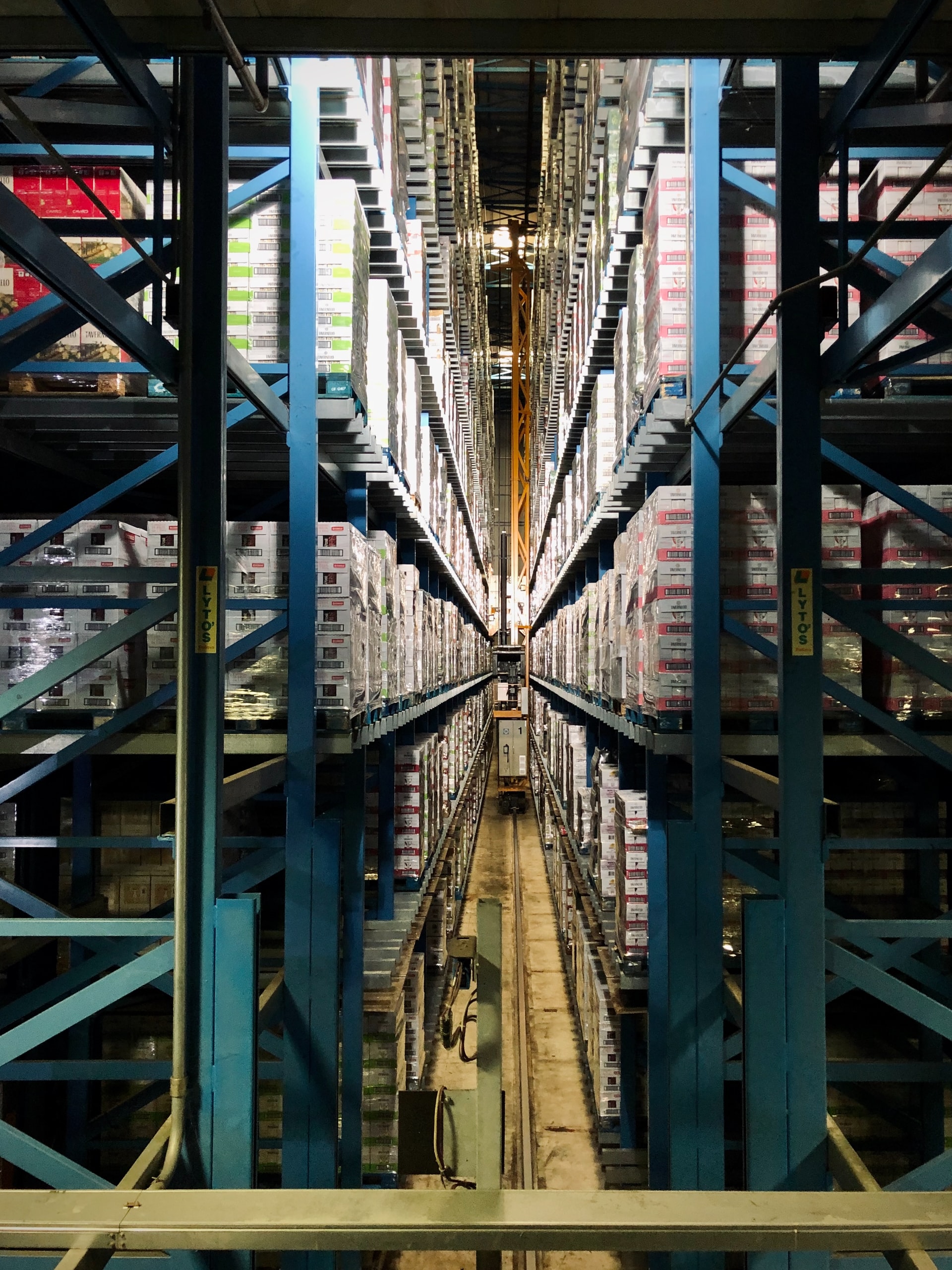 arno-senoner-yqu6tJkSQ_k-unsplash shipping containers in warehouse